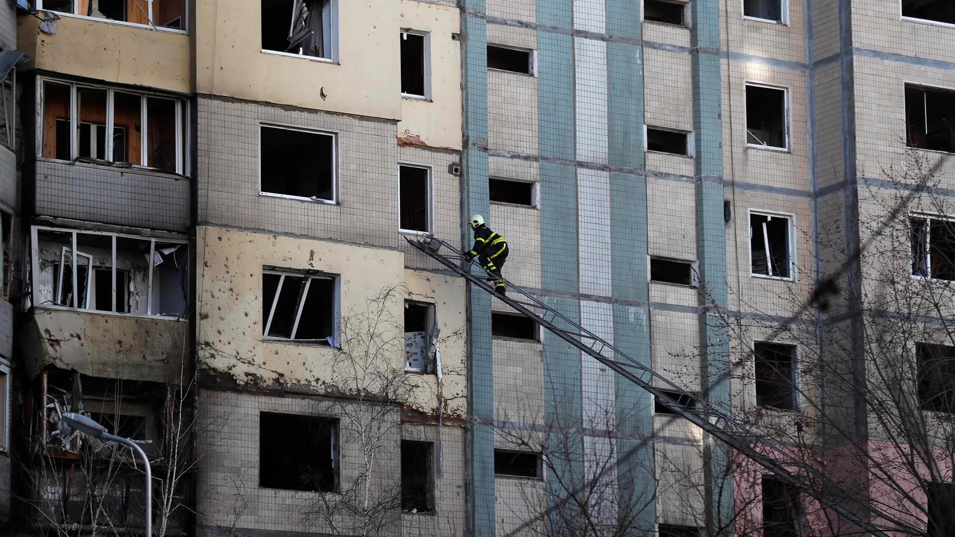 Bomberos y equipos de seguridad ucranianos en la escena de un edificio alcanzado por misiles rusos en Kyiv (Kiev)