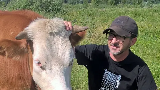 El italiano Andrea Cisternino, en una imagen de archivo junto a una de las vacas que mantiene en su refugio El italiano Andrea Cisternino, en una imagen de archivo junto a una de las vacas que mantiene en su refugio