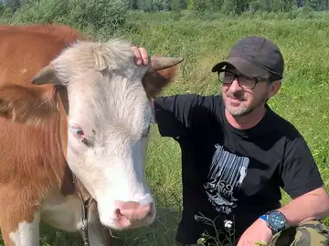 El italiano Andrea Cisternino, en una imagen de archivo junto a una de las vacas que mantiene en su refugio