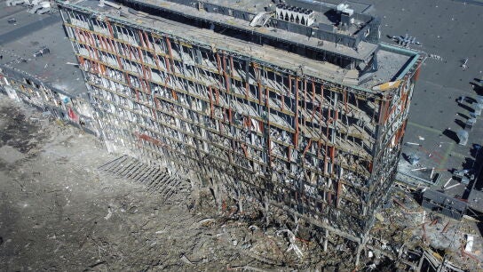 La vista general muestra el lugar de un bombardeo en un centro comercial, mientras contin&uacute;a la invasi&oacute;n rusa de Ucrania, en Kiev