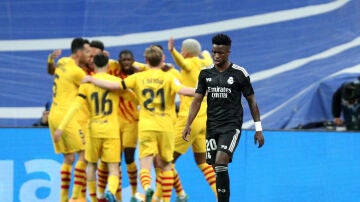 Vinicius, con el Barça celebrando uno de los tantos del 0-4