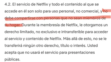 La condición del contrato de Netflix sobre compartir la cuenta con usuarios ajenos al hogar.