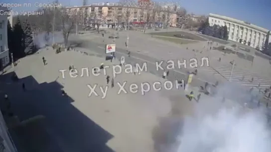 Terribles imágenes en Jersón: tropas rusas reprimen con granadas aturdidoras y disparos una protesta pacífica Terribles imágenes en Jersón: tropas rusas reprimen con granadas aturdidoras y disparos una protesta pacífica