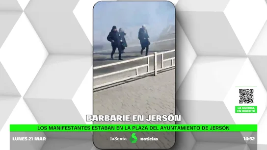 Terribles imágenes en Jersón: tropas rusas reprimen con granadas aturdidoras y disparos una protesta pacífica Terribles imágenes en Jersón: tropas rusas reprimen con granadas aturdidoras y disparos una protesta pacífica