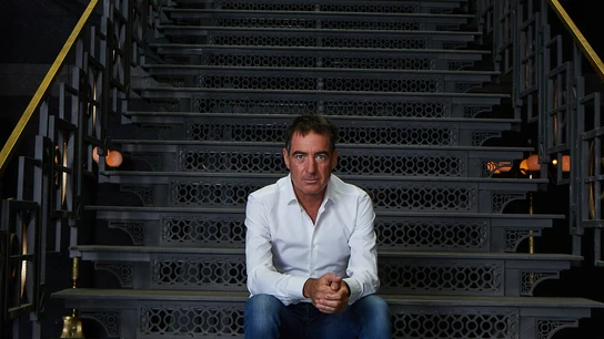 Alex Pina revalida su acuerdo con Netflix con el proyecto de una nueva serie sobre búnkeres de lujo. Alex Pina revalida su acuerdo con Netflix con el proyecto de una nueva serie sobre búnkeres de lujo.