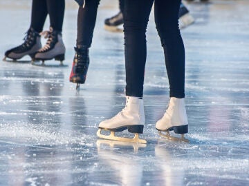 chica patinando sobre hielo