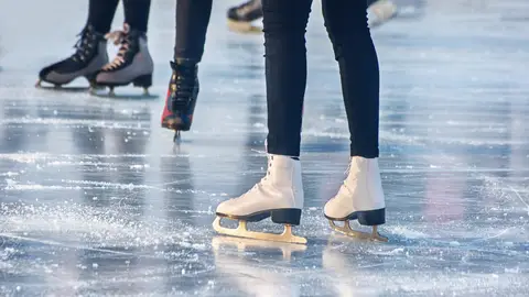 chica patinando sobre hielo chica patinando sobre hielo