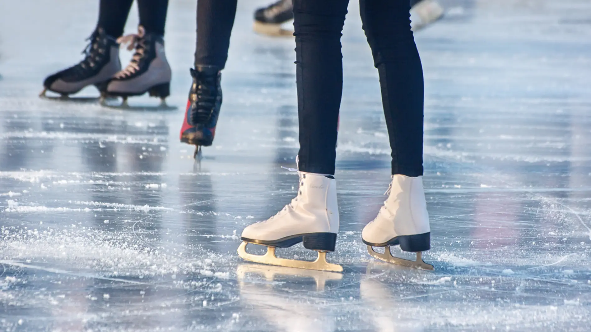 chica patinando sobre hielo