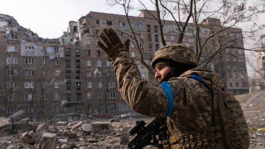 Rusia traslada tanques bUn militar ucraniano protege su posici&oacute;n en Mariupol, Ucrania