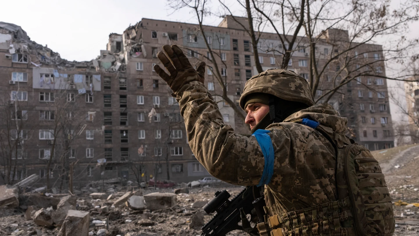 Rusia traslada tanques bUn militar ucraniano protege su posición en Mariupol, Ucrania Rusia traslada tanques bUn militar ucraniano protege su posición en Mariupol, Ucrania
