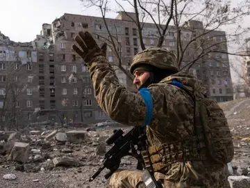 Rusia traslada tanques bUn militar ucraniano protege su posición en Mariupol, Ucrania