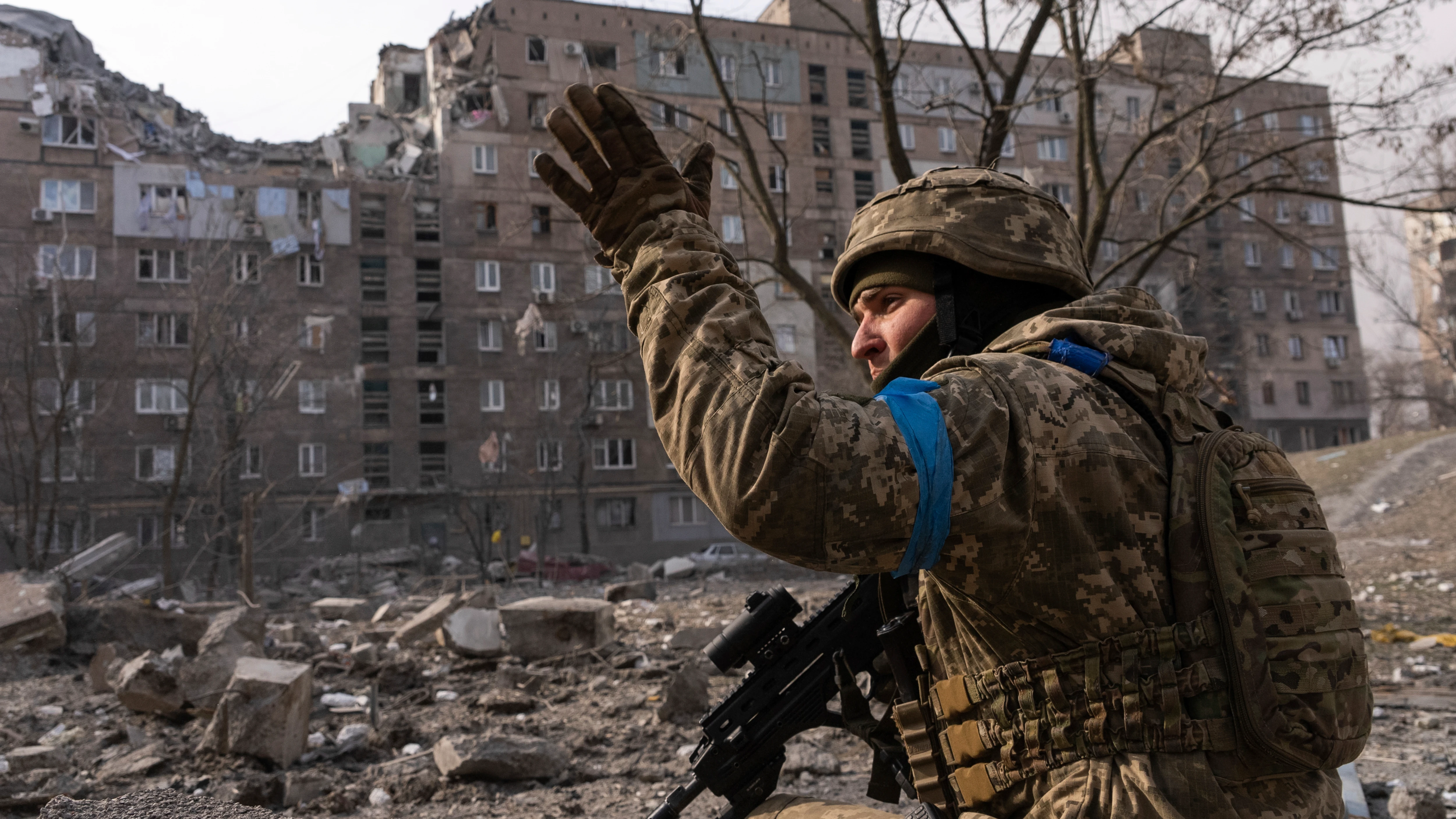 Rusia traslada tanques bUn militar ucraniano protege su posición en Mariupol, Ucrania