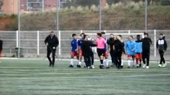 Un grupo de padres amenaza a un árbitro en un partido de juveniles Un grupo de padres amenaza a un árbitro en un partido de juveniles