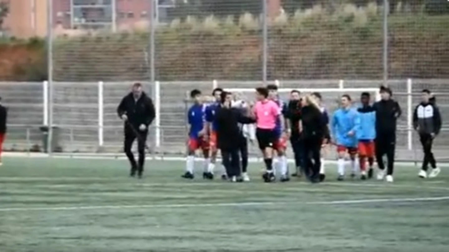 Un grupo de padres amenaza a un árbitro en un partido de juveniles Un grupo de padres amenaza a un árbitro en un partido de juveniles