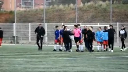 Un grupo de padres amenaza a un árbitro en un partido de juveniles