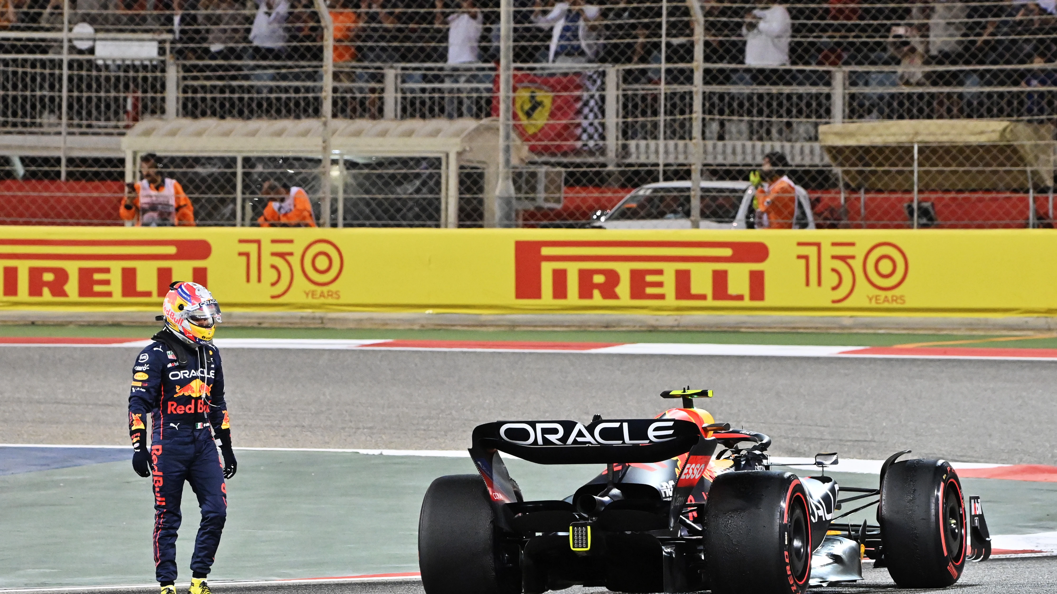 'Checo' Pérez, junto a su RB18 en Bahrein