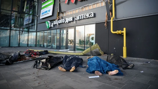 Los cuerpos de las víctimas del ataque a un centro comercial en Kiev yacen en el suelo Los cuerpos de las víctimas del ataque a un centro comercial en Kiev yacen en el suelo