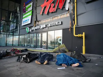 Los cuerpos de las víctimas del ataque a un centro comercial en Kiev yacen en el suelo