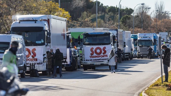 Noveno día de paro: los transportistas siguen las protestas pese a los 500 millones de ayuda al gasóleo Noveno día de paro: los transportistas siguen las protestas pese a los 500 millones de ayuda al gasóleo
