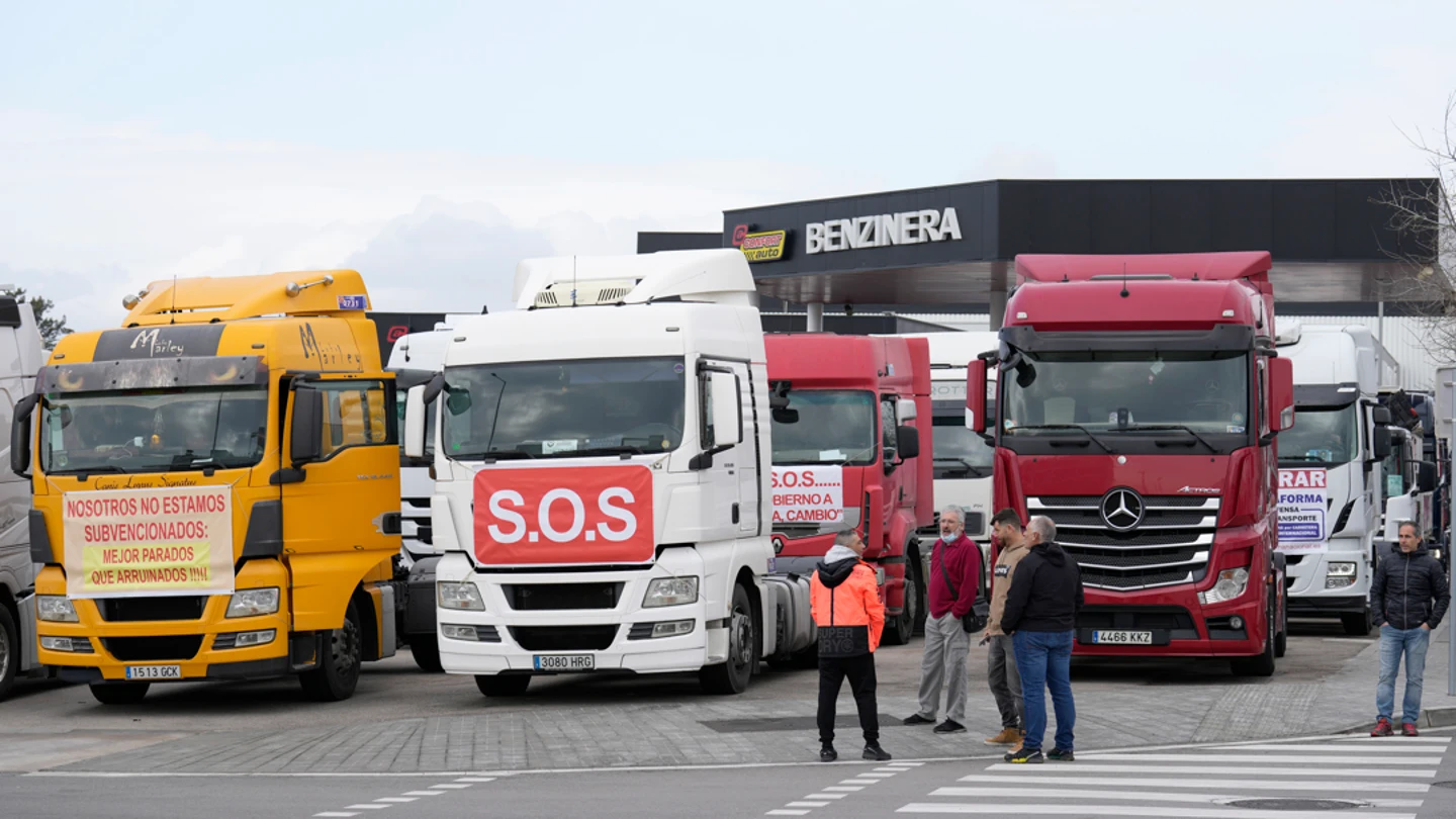 Varias decenas de camioneros se concentran en la entrada de Mercabarna Varias decenas de camioneros se concentran en la entrada de Mercabarna