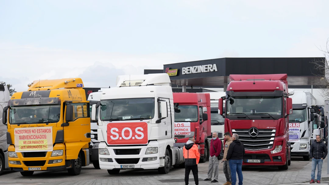 Varias decenas de camioneros se concentran en la entrada de Mercabarna