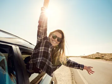 chica viajando en coche feliz chica viajando en coche feliz