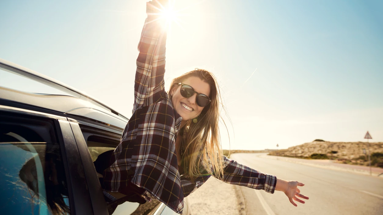 chica viajando en coche feliz chica viajando en coche feliz