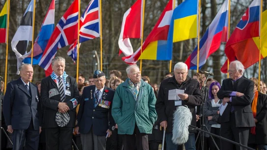 Boris Romanchenko durante la celebración del aniversario de la liberación del campo de concentración de Buchenwald, Alemania Bombardeos en Járkov