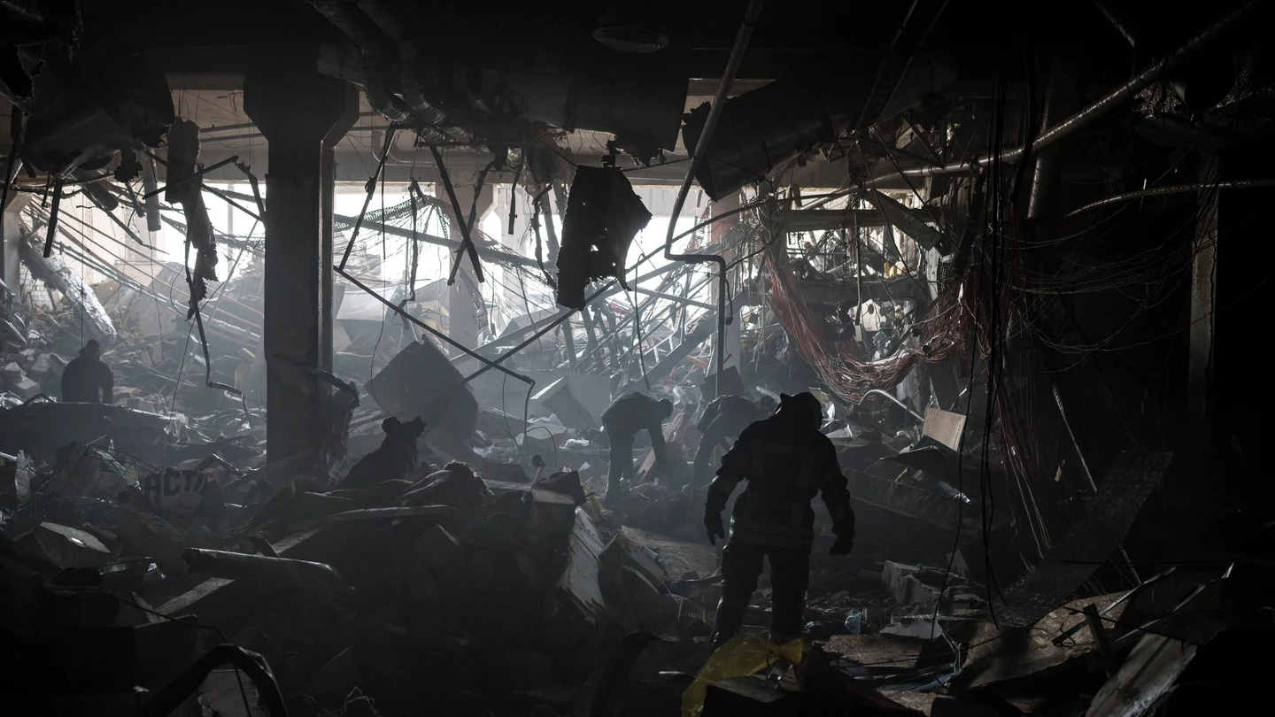 Bomberos y militares ucranianos buscan personas bajo los escombros dentro de un centro comercial después de un bombardeo en Kiev, Ucrania. Bomberos y militares ucranianos buscan personas bajo los escombros dentro de un centro comercial después de un bombardeo en Kiev, Ucrania.
