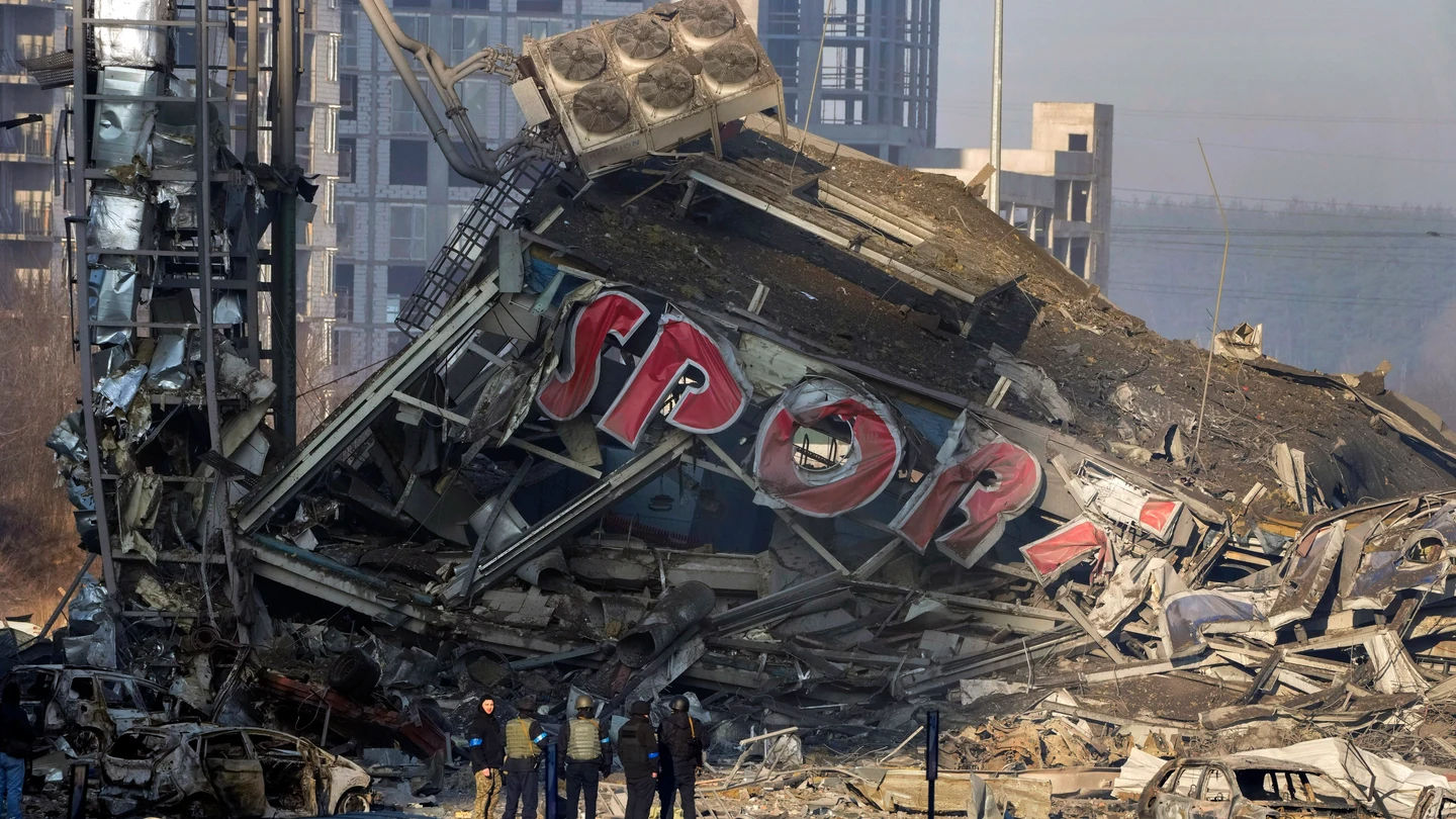 La gente examina los daños después del bombardeo de un centro comercial, en Kiev, Ucrania La gente examina los daños después del bombardeo de un centro comercial, en Kiev, Ucrania