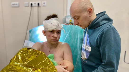 Salva a su bebé de la metralla de un ataque ruso usando su cuerpo de escudo: "Pensé que era su sangre" Ataques a civiles