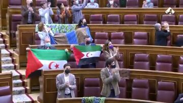 Unidas Podemos despliega banderas y símbolos en el Congreso en apoyo al pueblo saharaui tras el cambio de posición del Gobierno