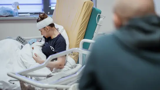 Olga dándole el pecho a su pequeña Ataques a civiles