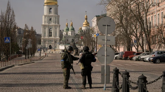 Militares ucranianos se paran en un puesto de control en Kiev, Ucrania Militares ucranianos se paran en un puesto de control en Kiev, Ucrania