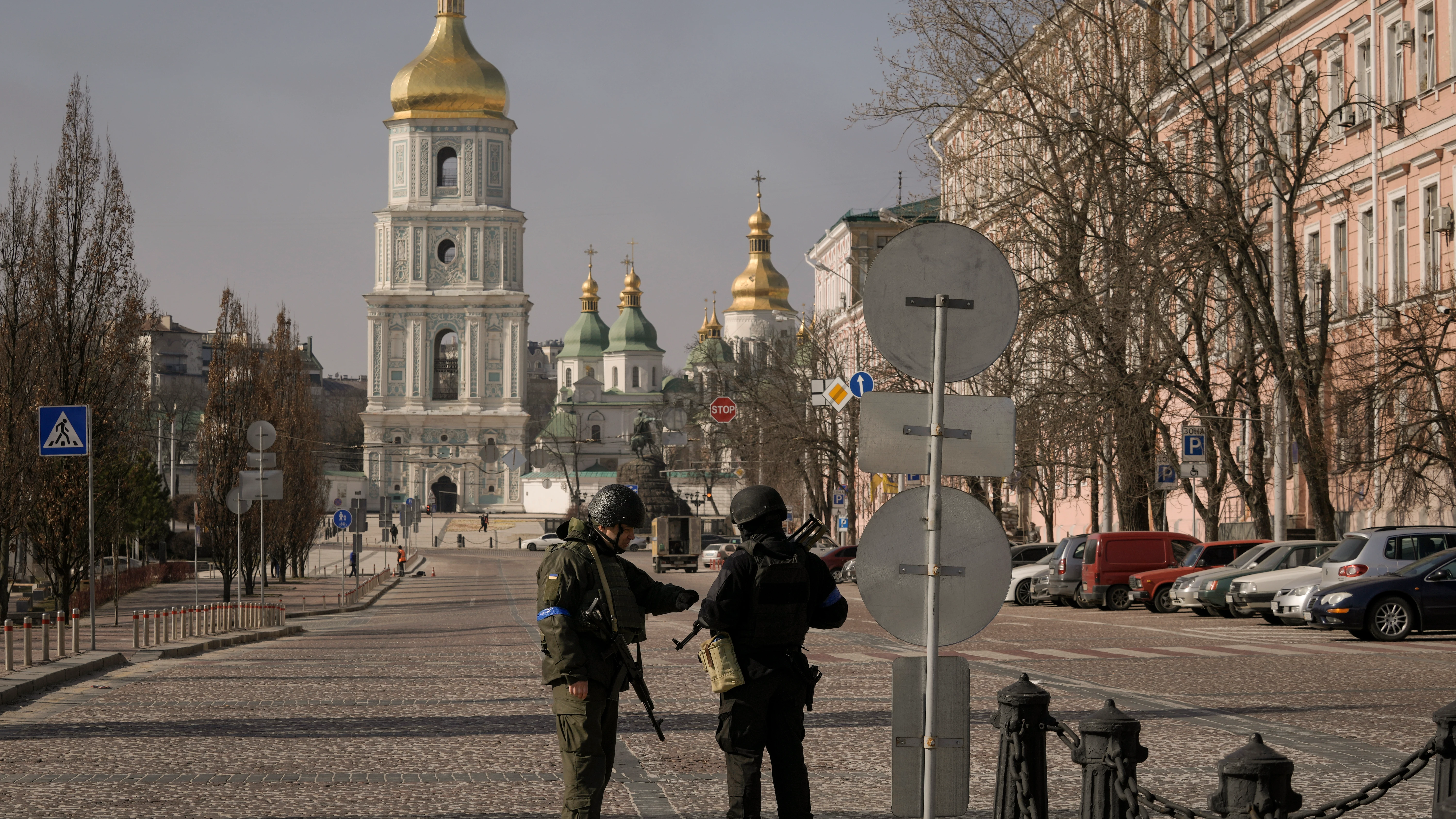  Militares ucranianos se paran en un puesto de control en Kiev, Ucrania 