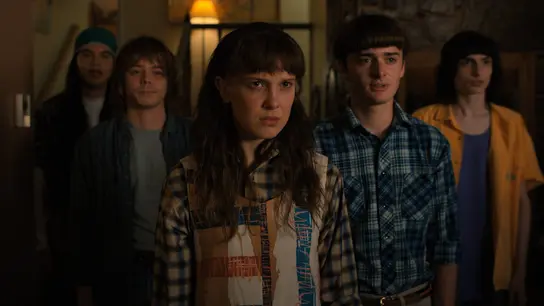 Eduardo Franco como Argyle, Charlie Heaton como Jonathan, Brown como Eleven, Schnapp como Will y Wolfhard como Mike. Eduardo Franco como Argyle, Charlie Heaton como Jonathan, Brown como Eleven, Schnapp como Will y Wolfhard como Mike.