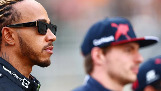 Hamilton, con Verstappen de fondo Hamilton, con Verstappen de fondo