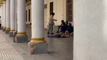 La surrealista propuesta del PP de Sevilla: impedir que personas sin hogar duerman en la vía pública