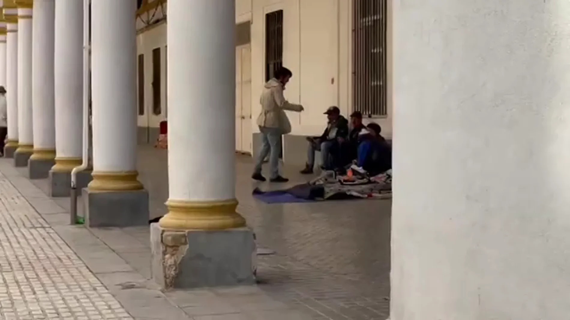La surrealista propuesta del PP de Sevilla: impedir que personas sin hogar duerman en la vía pública