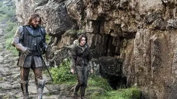 Sandor y Arya caminando por Þingvellir.