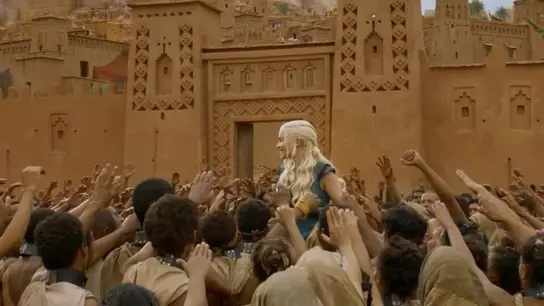 Daenerys con Yunkai (Aït-Ben-Haddou) detrás. Daenerys con Yunkai (Aït-Ben-Haddou) detrás.
