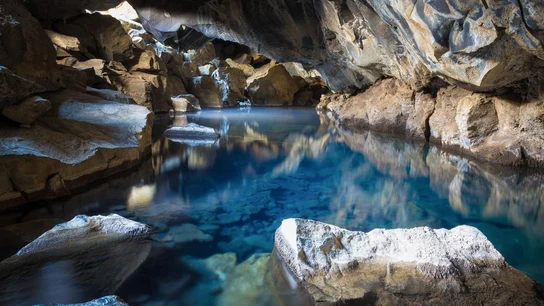 La cueva de Grjógtagj en Islandia. La cueva de Grjógtagj en Islandia.