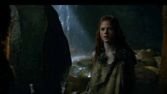 La cueva de Grjógtagj e Ygritte mirando a Jon Nieve. La cueva de Grjógtagj e Ygritte mirando a Jon Nieve.