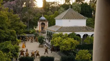Una de las escenas de la serie con el Alcázar de Sevilla de fondo