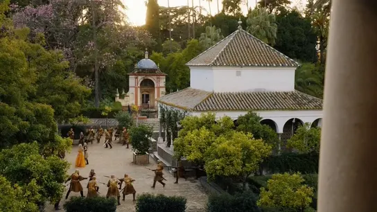 Una de las escenas de la serie con el Alcázar de Sevilla de fondo Una de las escenas de la serie con el Alcázar de Sevilla de fondo