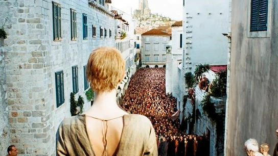 El paseo de la vergüenza de Cersei en Split. El paseo de la vergüenza de Cersei en Split.