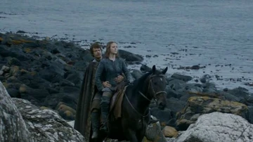 Yara y su hermano Theon pasean por esa bahía, reconvertida en las Islas del Hierro.