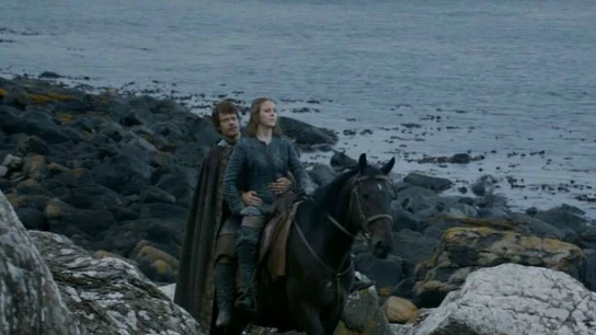 Yara y su hermano Theon pasean por esa bahía, reconvertida en las Islas del Hierro. Yara y su hermano Theon pasean por esa bahía, reconvertida en las Islas del Hierro.