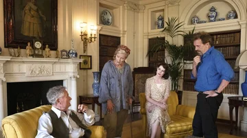 Hugh Laurie charla con Jim Broadbent, Emma Thompson y Lucy Boynton en uno de los set de la serie.
