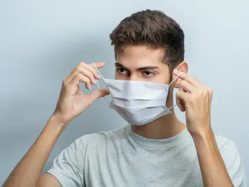 Joven con mascarilla Joven con mascarilla